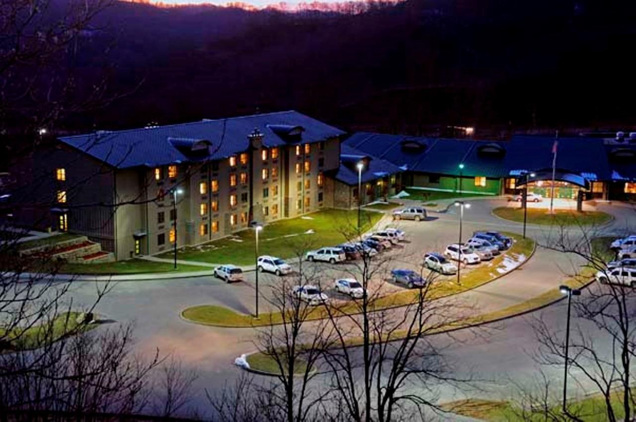 Chief Logan Lodge Hotel & Conference Екстериор снимка