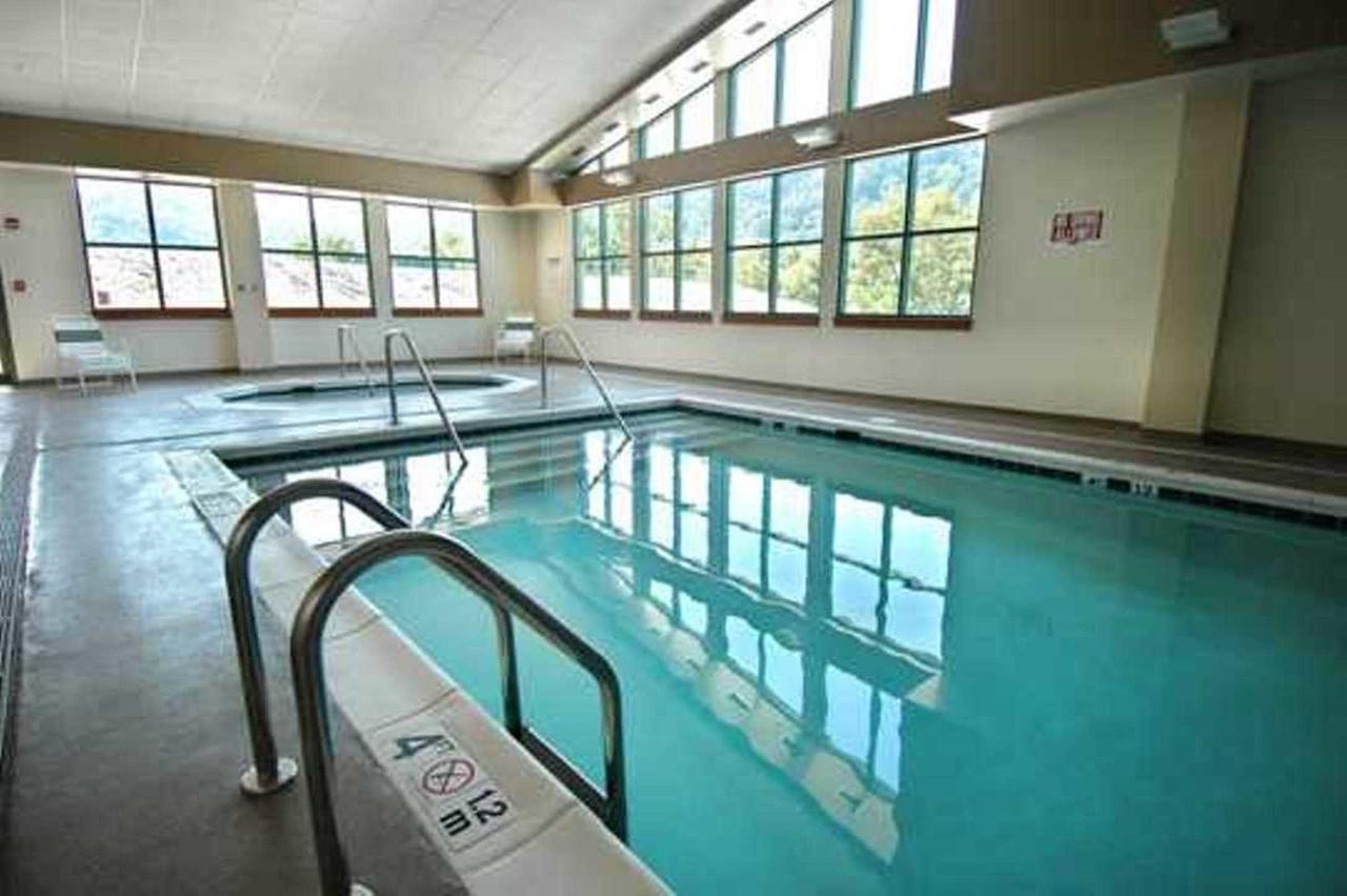 Chief Logan Lodge Hotel & Conference Екстериор снимка