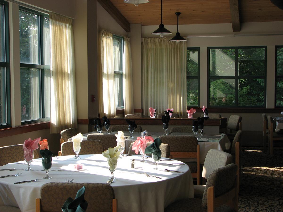 Chief Logan Lodge Hotel & Conference Екстериор снимка