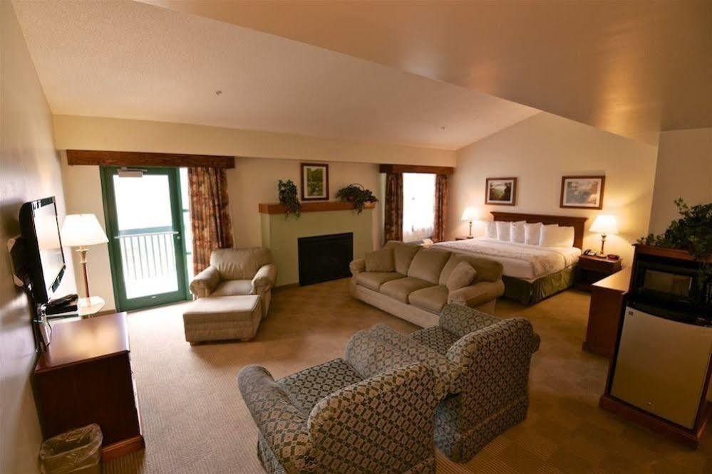 Chief Logan Lodge Hotel & Conference Екстериор снимка