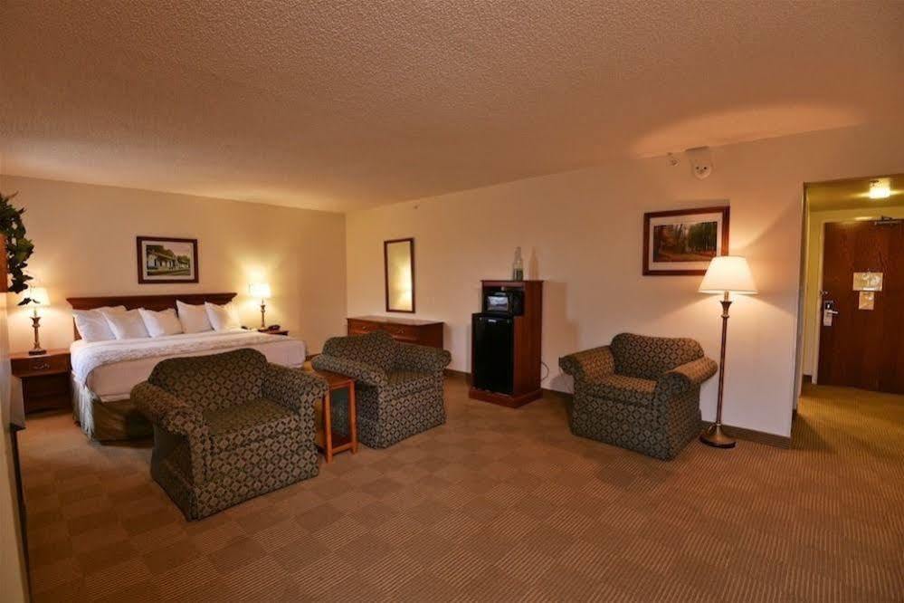 Chief Logan Lodge Hotel & Conference Екстериор снимка
