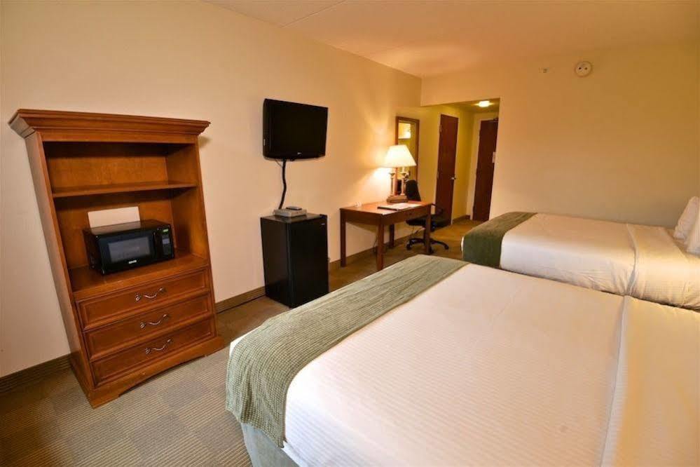 Chief Logan Lodge Hotel & Conference Екстериор снимка