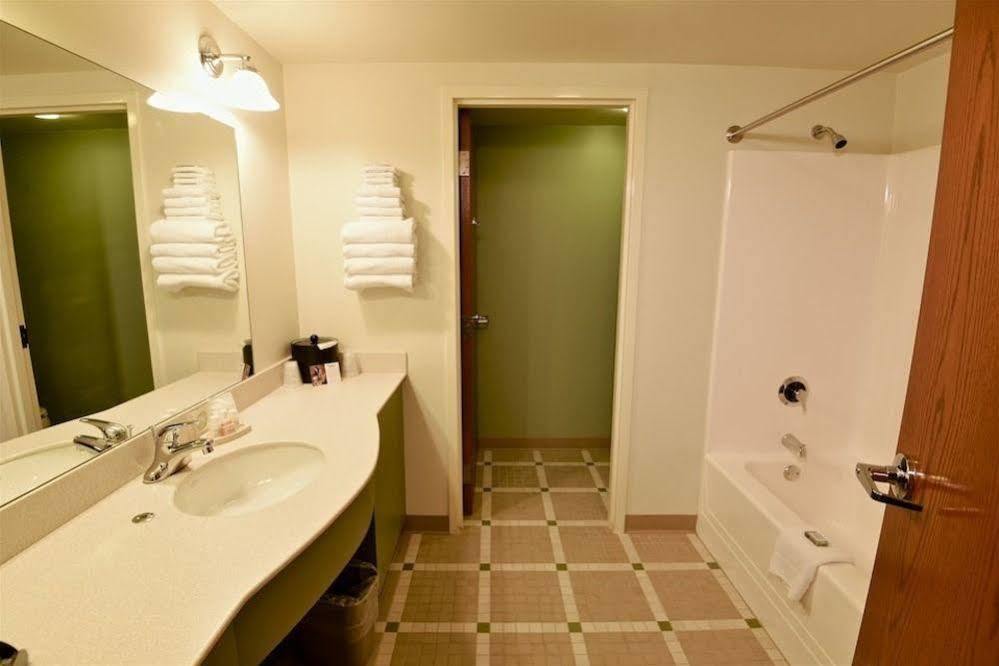 Chief Logan Lodge Hotel & Conference Екстериор снимка