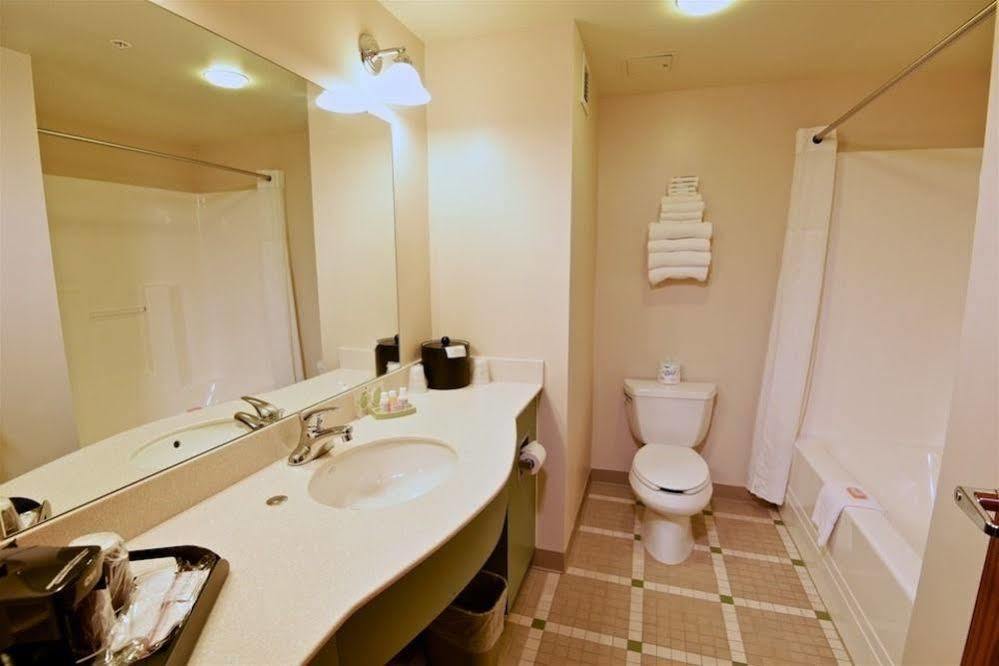 Chief Logan Lodge Hotel & Conference Екстериор снимка