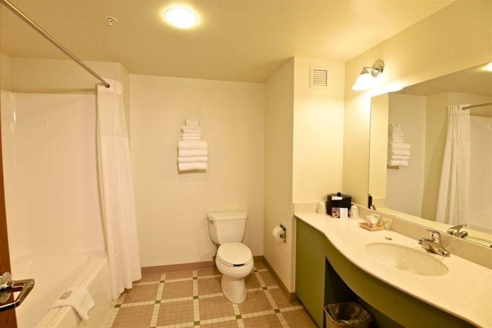 Chief Logan Lodge Hotel & Conference Екстериор снимка