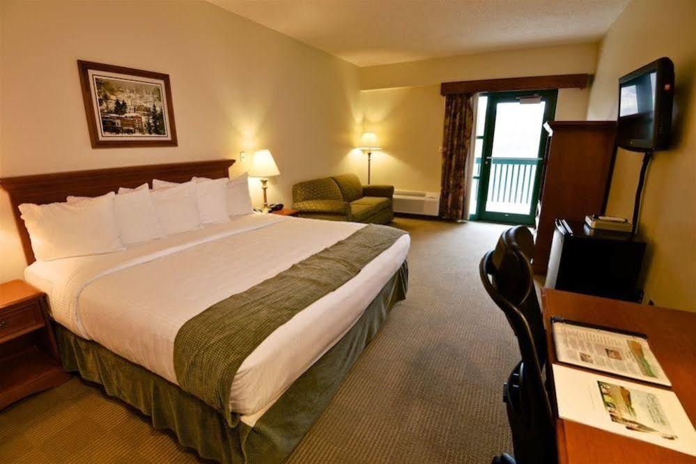 Chief Logan Lodge Hotel & Conference Екстериор снимка