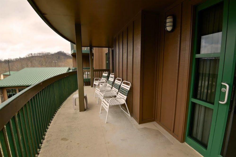 Chief Logan Lodge Hotel & Conference Екстериор снимка