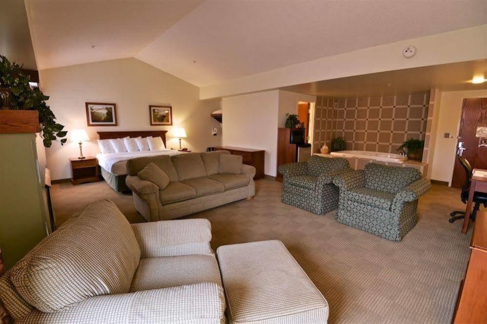 Chief Logan Lodge Hotel & Conference Екстериор снимка